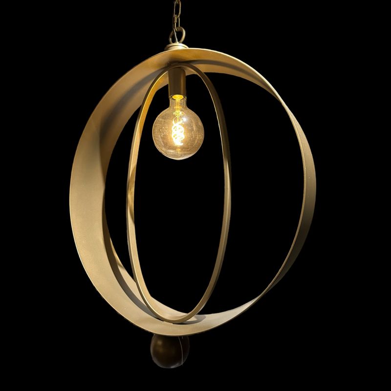 Een moderne hanglamp met twee elkaar kruisende gouden metalen ringen.