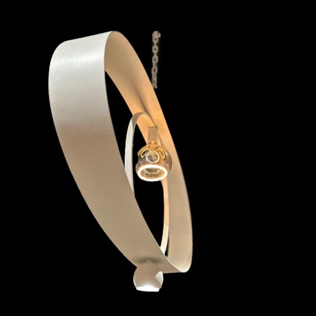 Een moderne, witte, ringvormige hanglamp met daarin een kleinere, ronde spot die aan een ketting hangt.