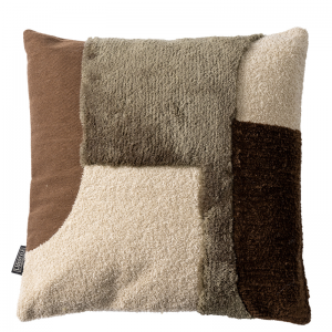 Vierkant patchwork kussen van bruine, beige en crèmekleurige stoffen met een structuur.