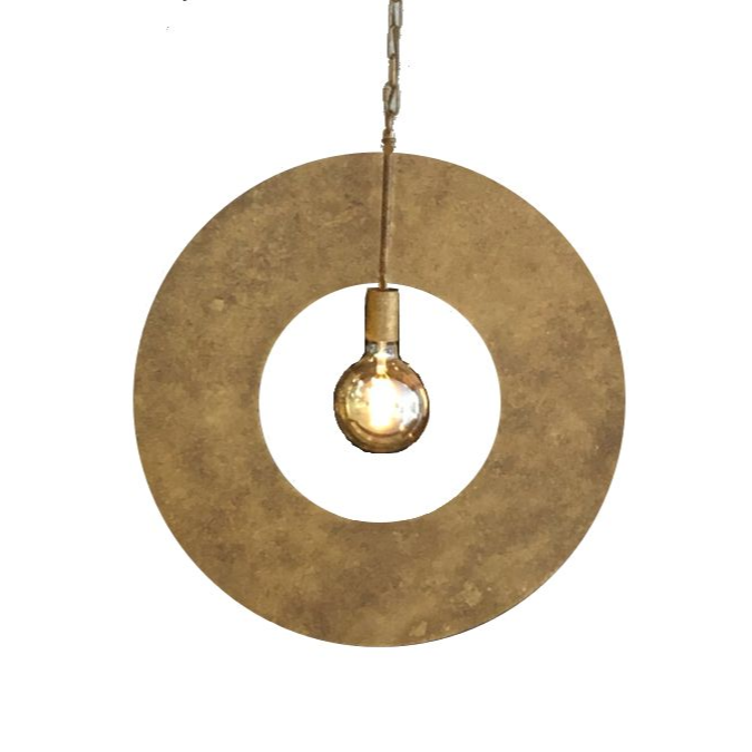 Vier ronde hanglampen met zichtbare lampen hangen voor een zwarte wand met lamellen.