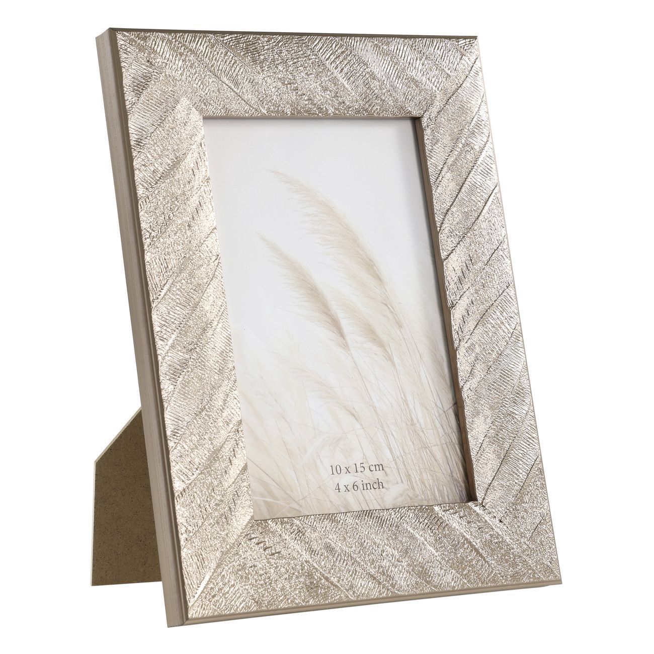 Zilverkleurige fotolijst met textuur, een witte passe-partout en een kunstwerk van gedroogd gras op een standaard.