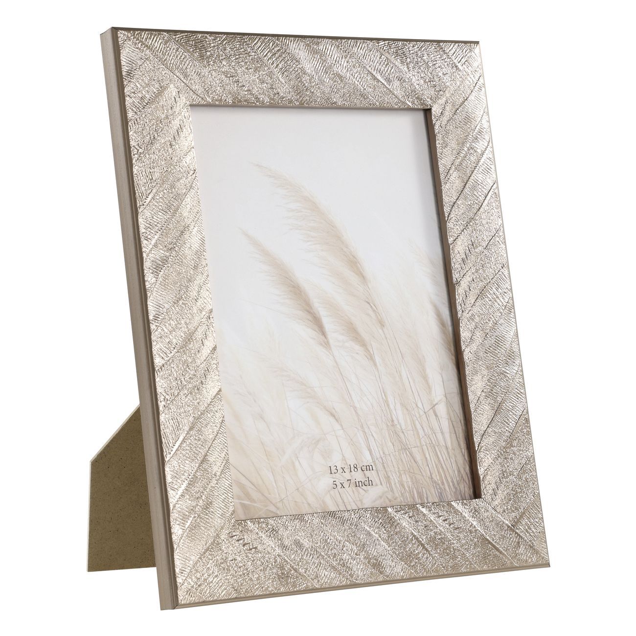 Zilverkleurige fotolijst met textuur, witte passe-partout en beige grasprint, staand op een zijstandaard.
