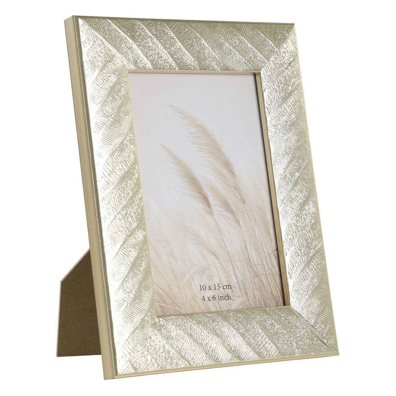 Gouden decoratieve fotolijst met een witte passe-partout en beige grasafbeelding, schuin gefotografeerd.