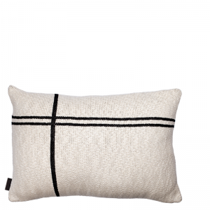 Beige rechthoekig kussen met zwart kruismotief.