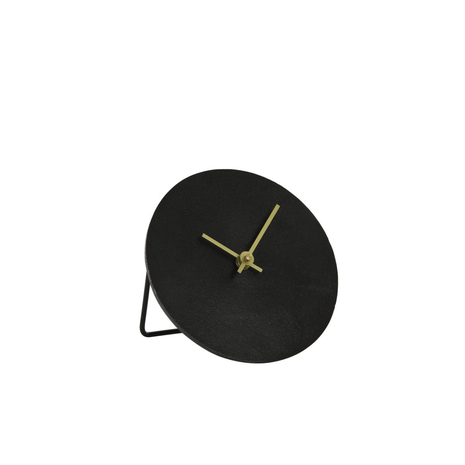 Zwarte ronde klok met gouden wijzers op een standaard tegen een witte achtergrond.