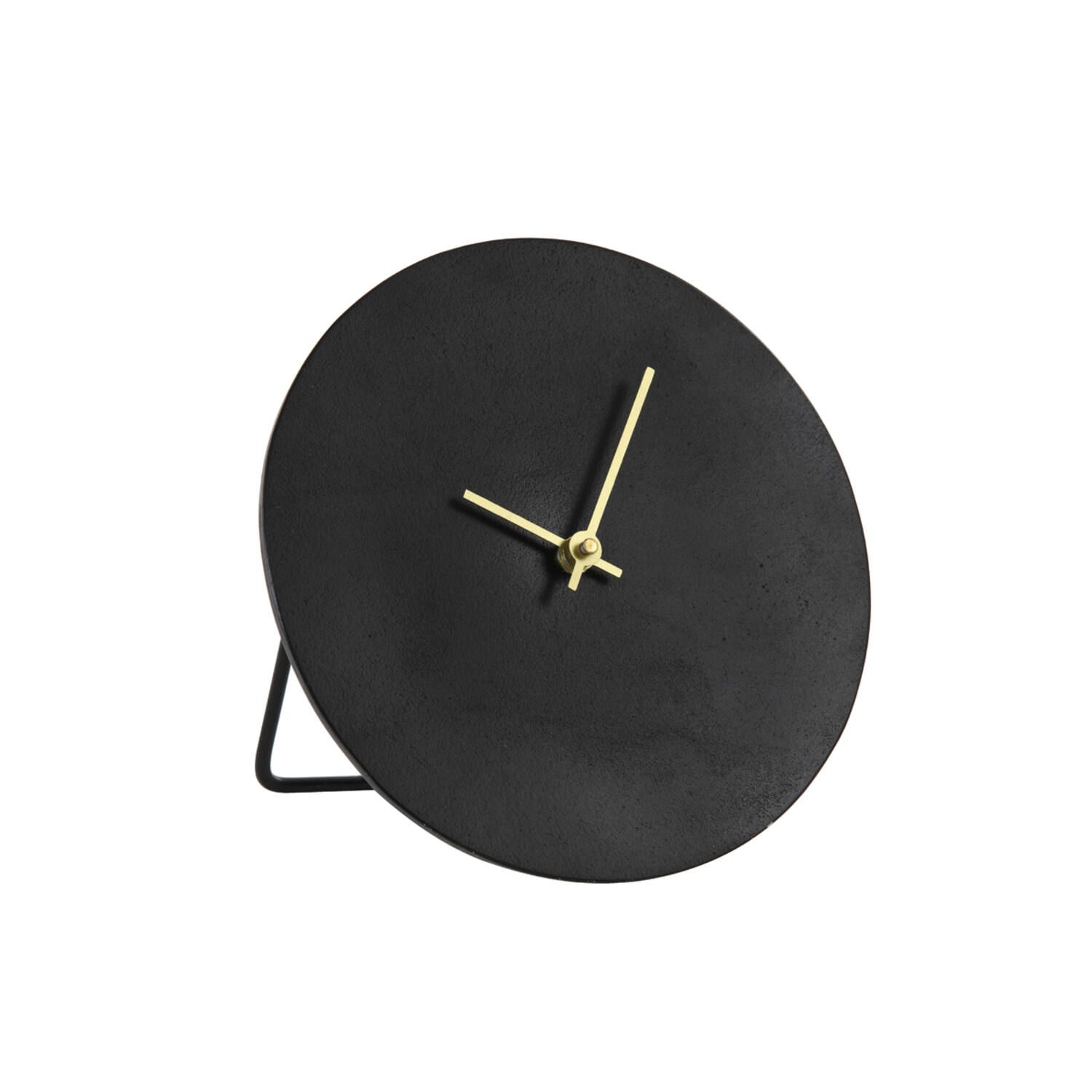 Zwarte ronde wandklok met gouden wijzers en een zwarte voet op een witte achtergrond.