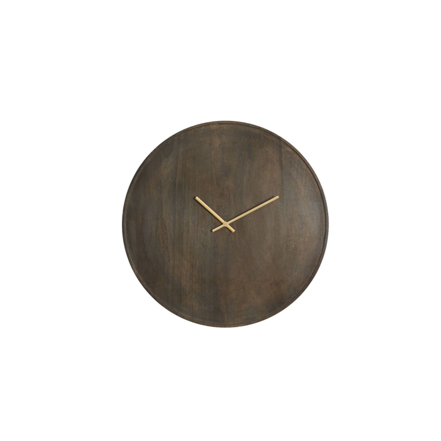 Ronde houten wandklok met gouden wijzers op een witte achtergrond.