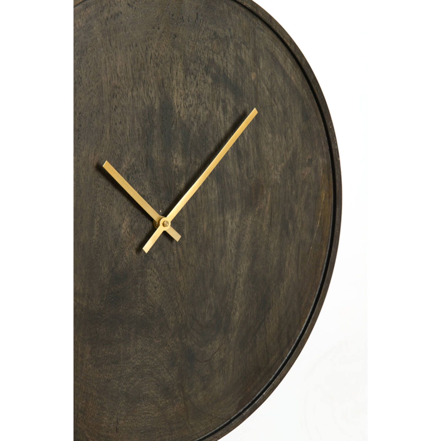 Ronde houten wandklok met gouden wijzers op een witte achtergrond.