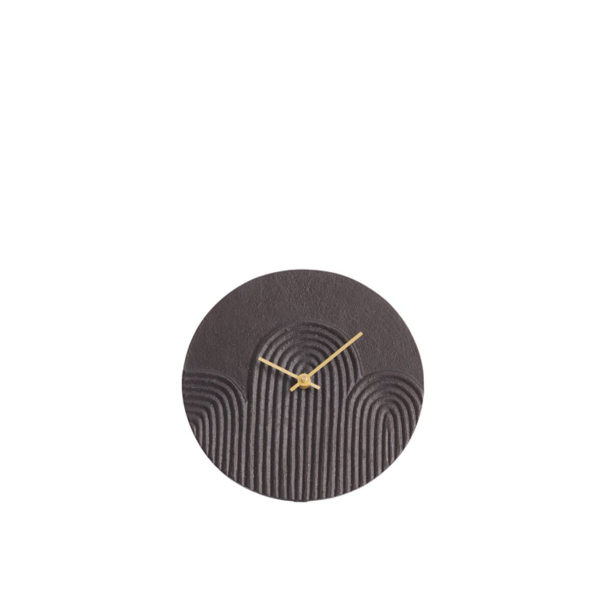 Minimalistische zwarte wijzerplaat met gouden wijzers en een gestreepte ronde wijzerplaat.
