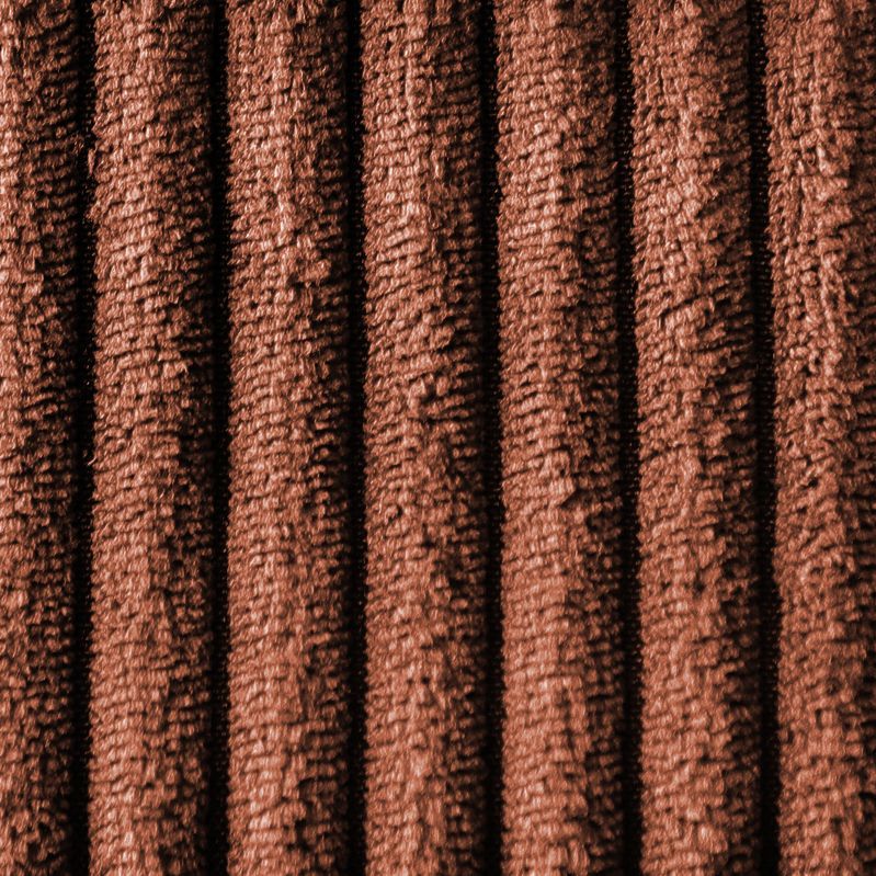 Detailopname van bruine ribstof met verticale, gestructureerde strepen.