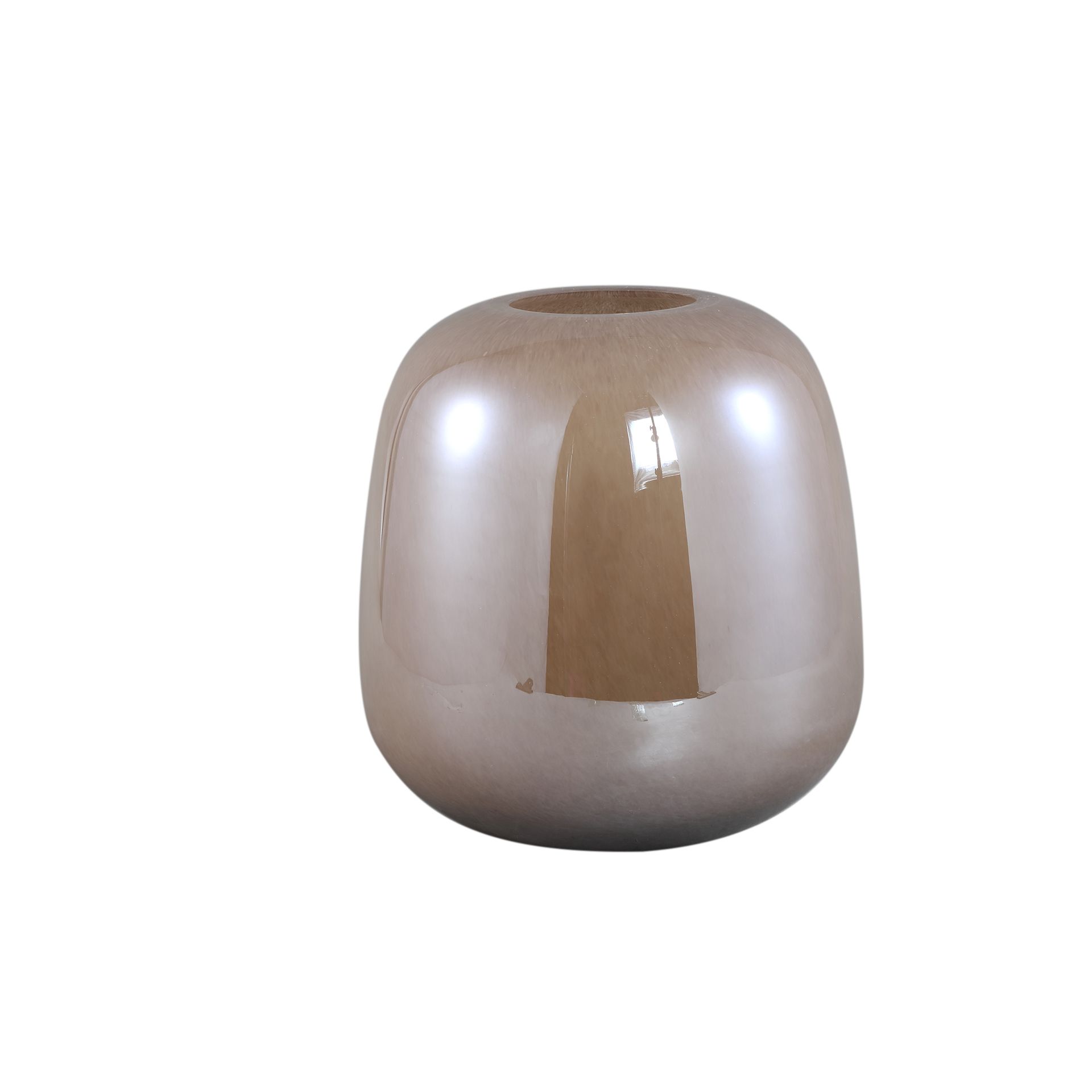 Glanzende beige keramische vaas met een smalle opening, gecentreerd op een witte achtergrond.
