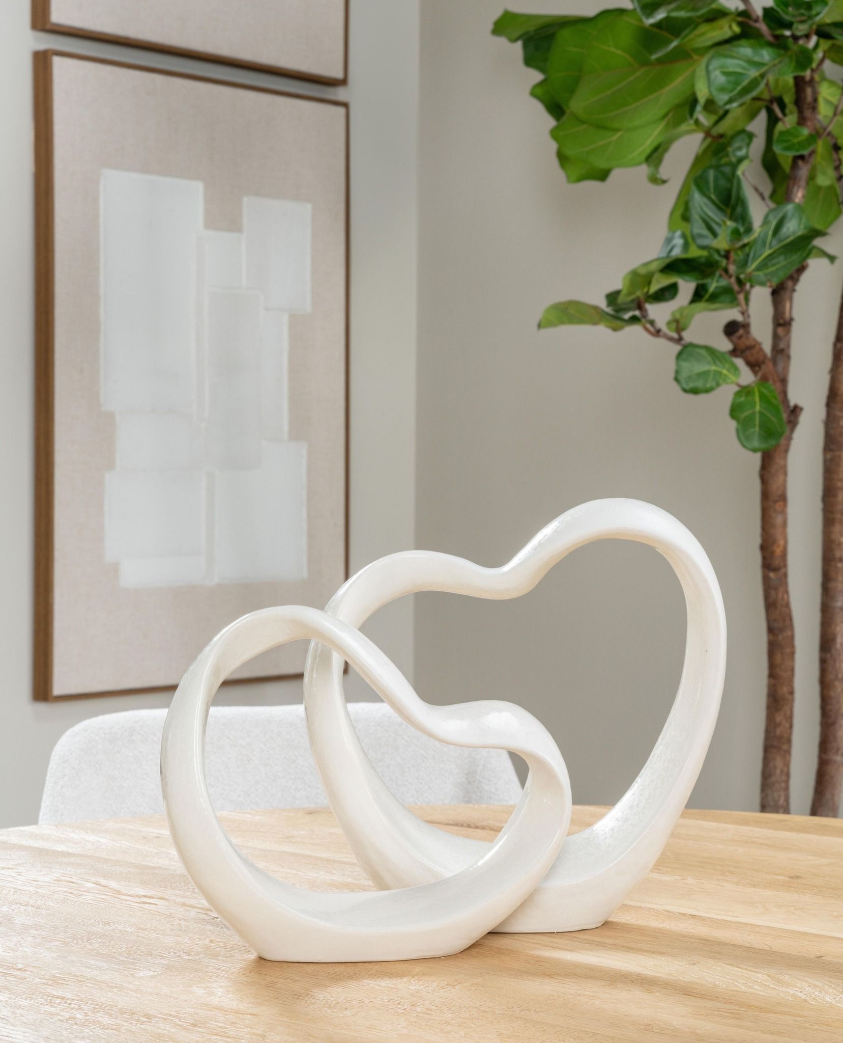 Een sculptuur van witte, in elkaar verstrengelde harten