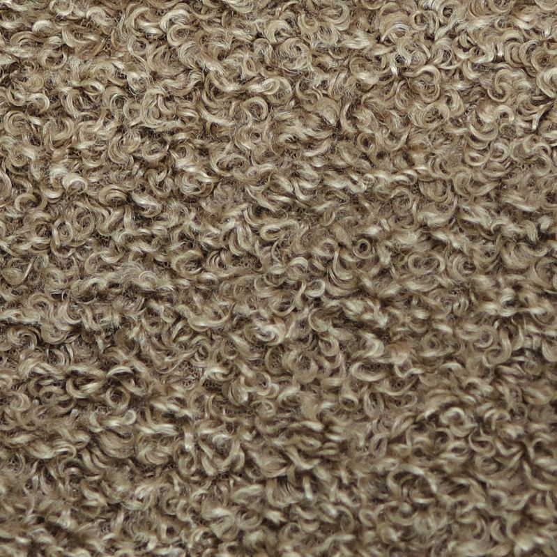 Close-up van een beige, krullend tapijt dat het hele beeldvlak vult.