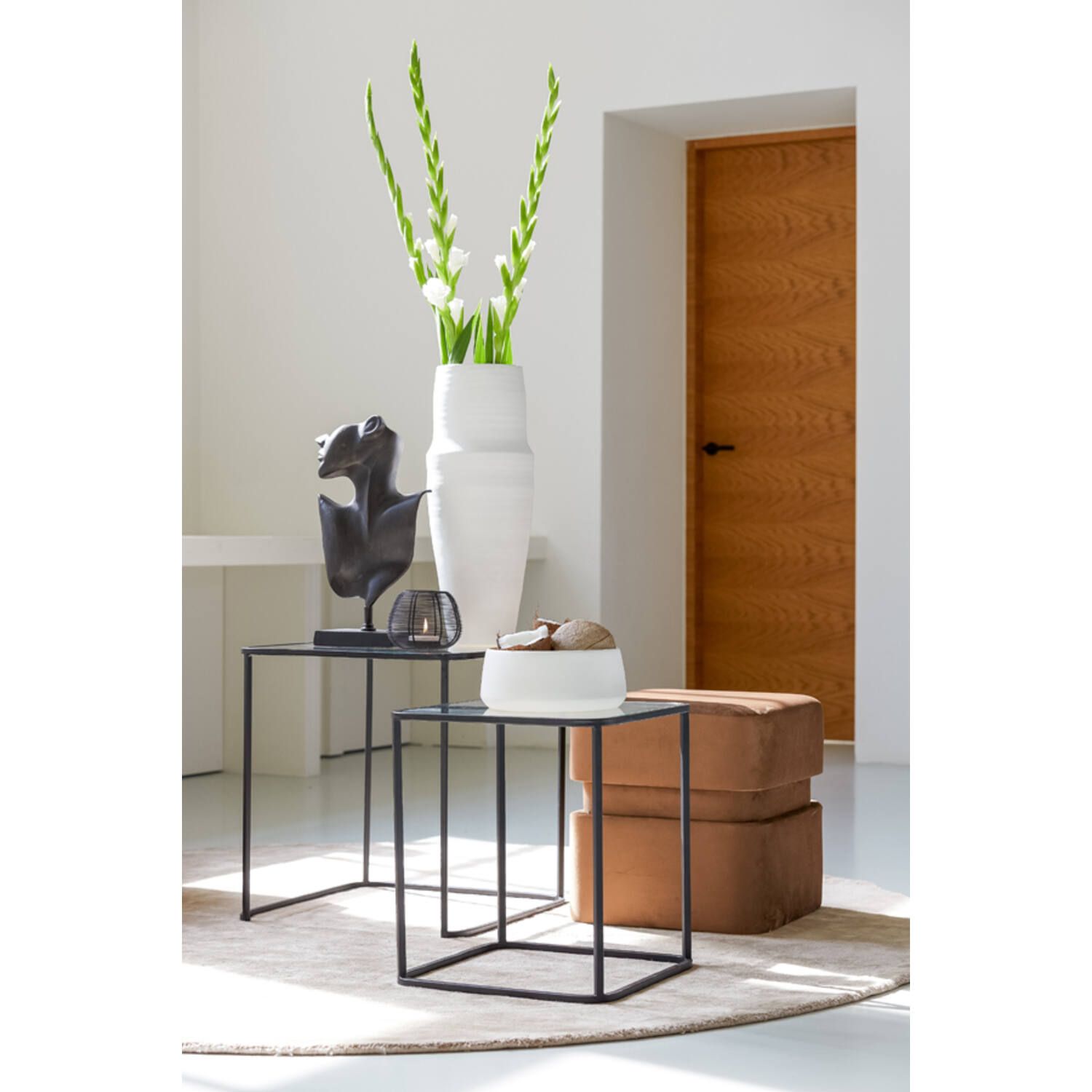 Abstracte, zwarte, modern ornament face op een rechthoekige sokkel in mat donker brons, zwart.