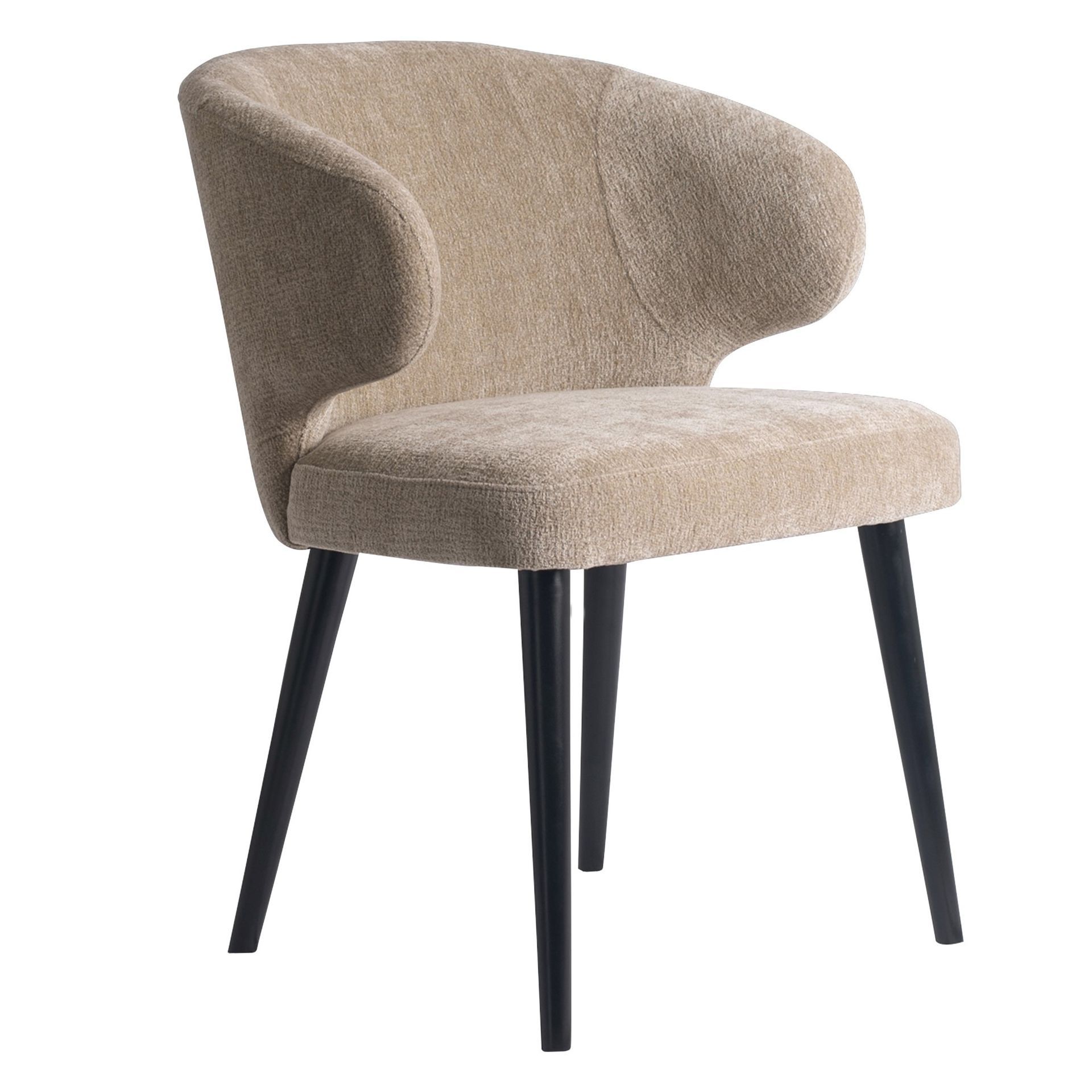 Beige gestoffeerde fauteuil met zwarte poten op een witte achtergrond