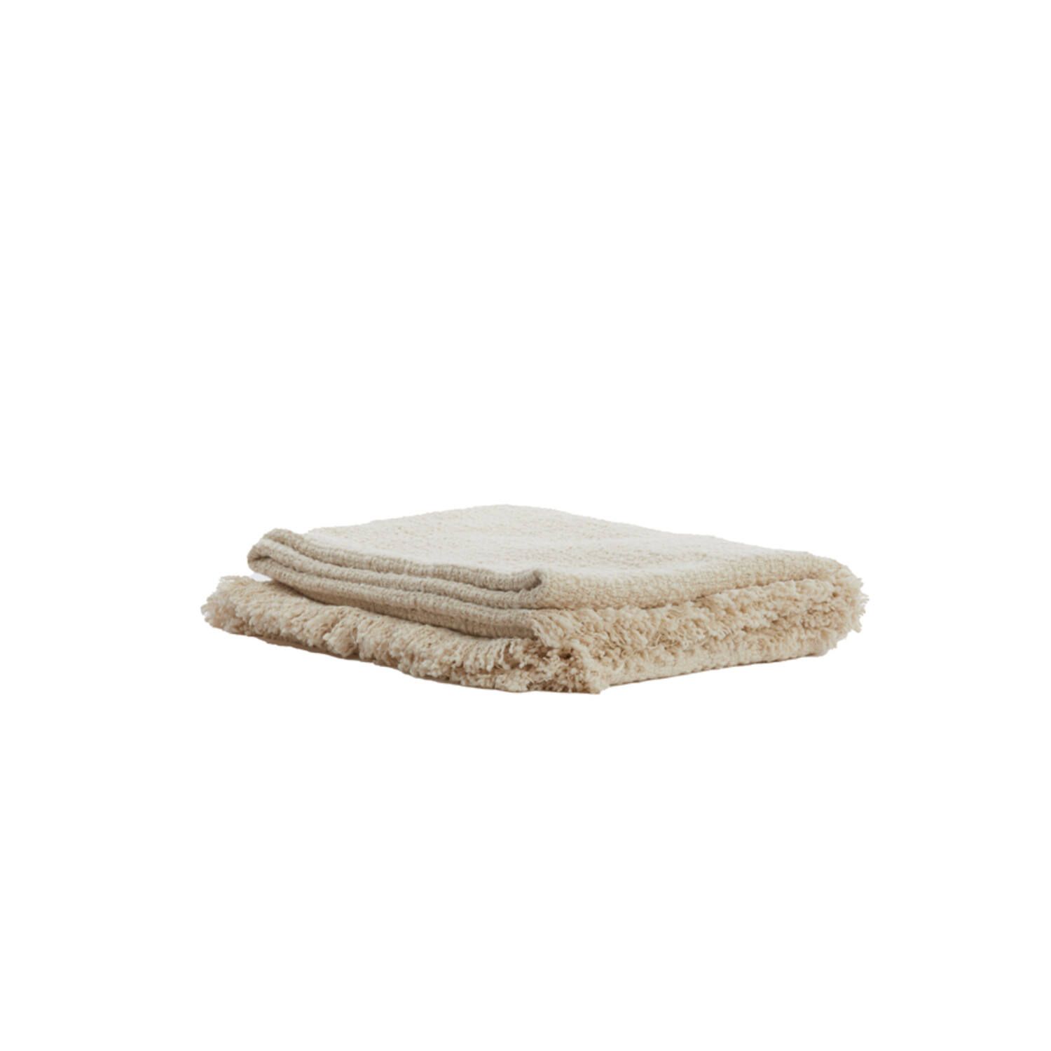 Opgevouwen beige handdoekenstapel op een witte achtergrond