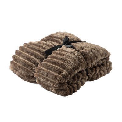 Een zachte, donkerbruine, gestructureerde plaid, opgevouwen en vastgebonden met een zwart lint, tegen een witte achtergrond.