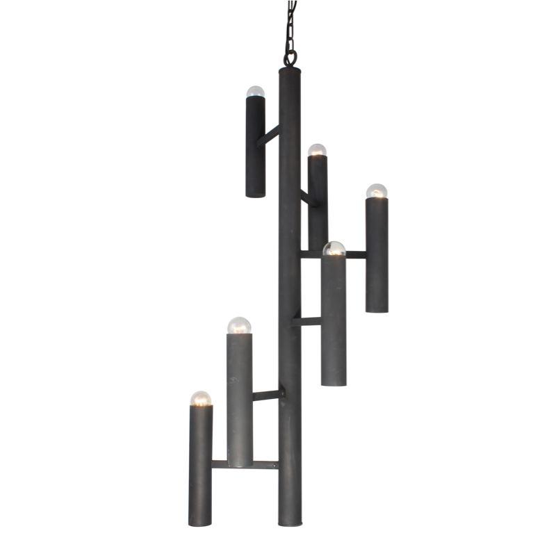 Een zwarte kroonluchter met decoratieve lampen tegen een muur van gestructureerd beton, naast een paarse bank.