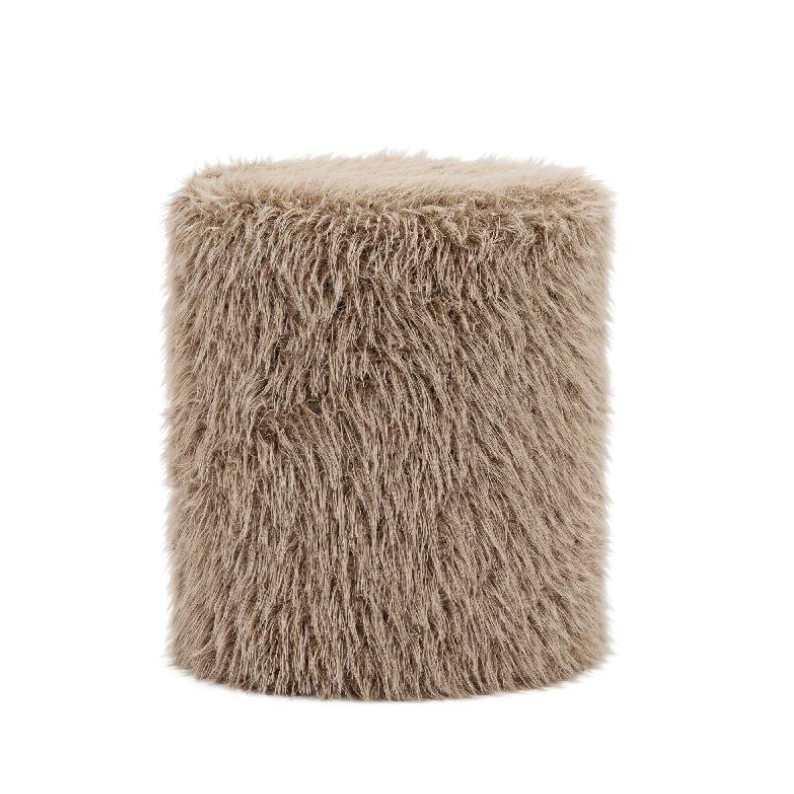 Beige pluizige cilindrische kruk of poef op een witte achtergrond