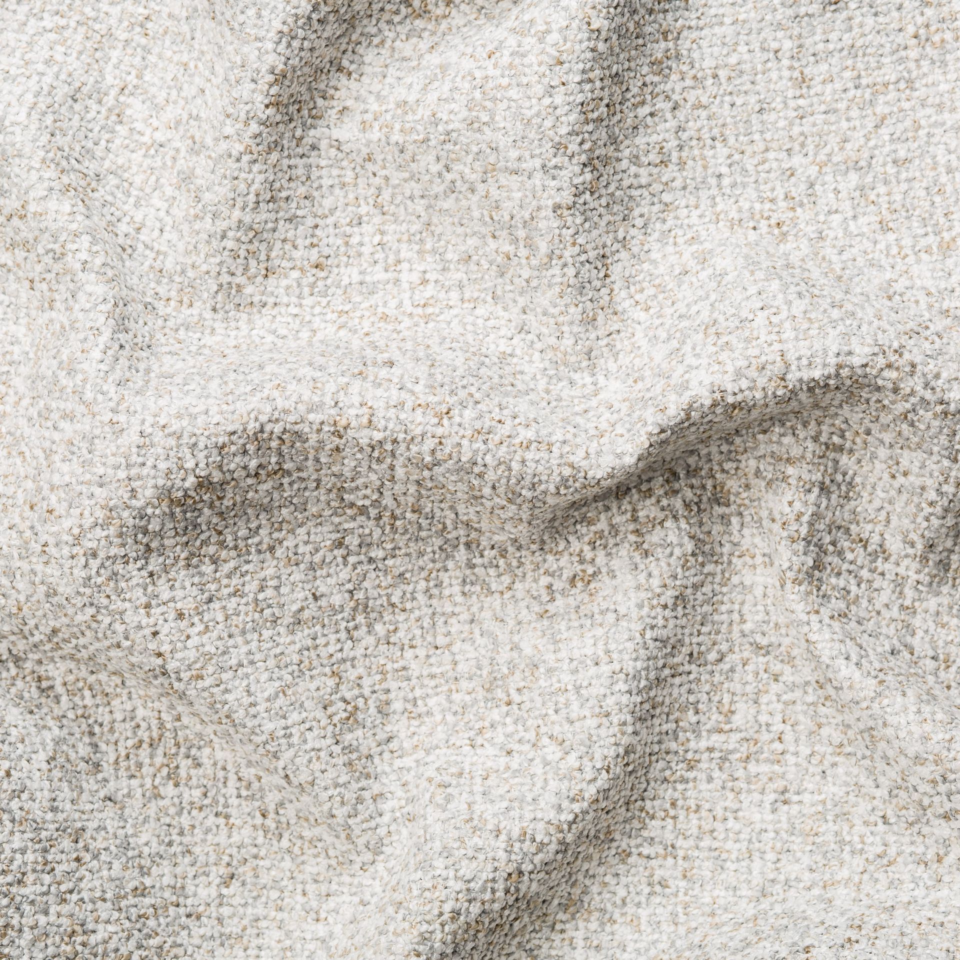 Abstracte grijstint close-up van een gestructureerd textiel- of papieroppervlak met zachte plooien en schaduwen.