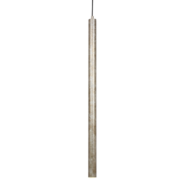 Een lange, slanke, verticale hanglamp met een metallic, gestructureerde afwerking, die van bovenaf is opgehangen.