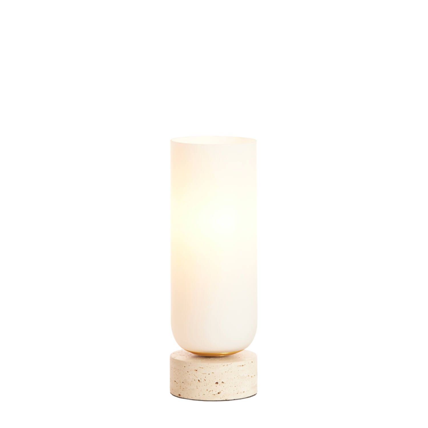 Minimalistische witte cilindrische vaas op een gespikkelde beige sokkel tegen een witte achtergrond.