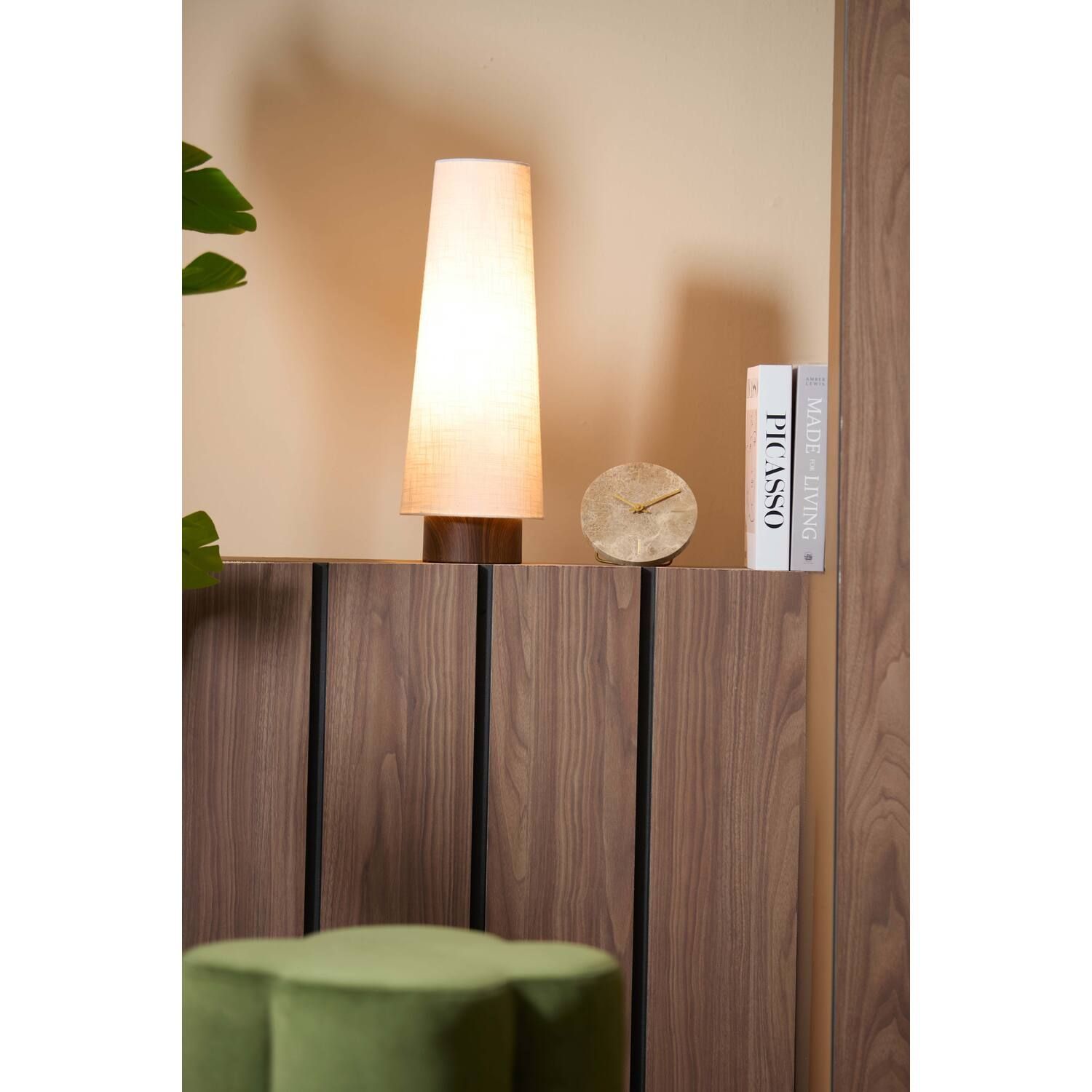 Witte, taps toelopende tafellamp Howie met een houten voet.