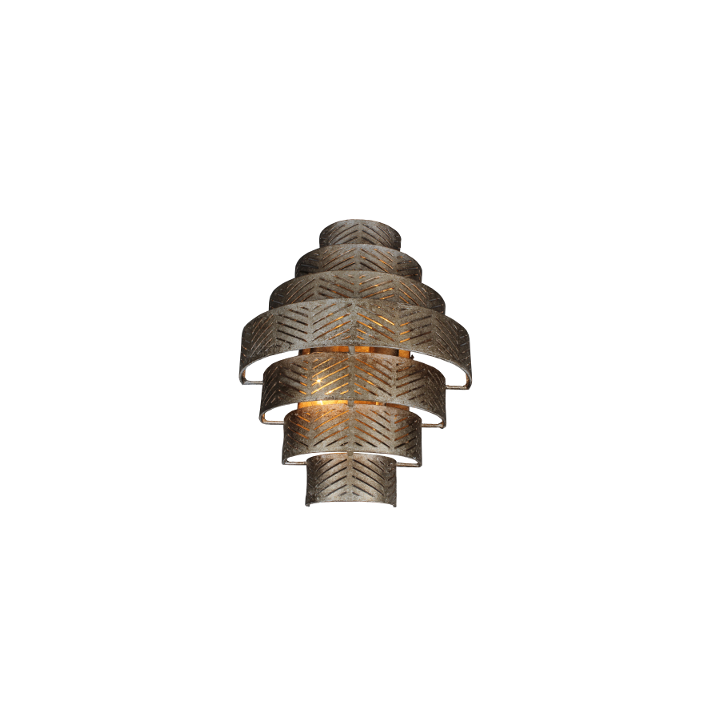 Bronzen, gelaagde wandlamp met een geometrisch patroon, die warm licht uitstraalt.