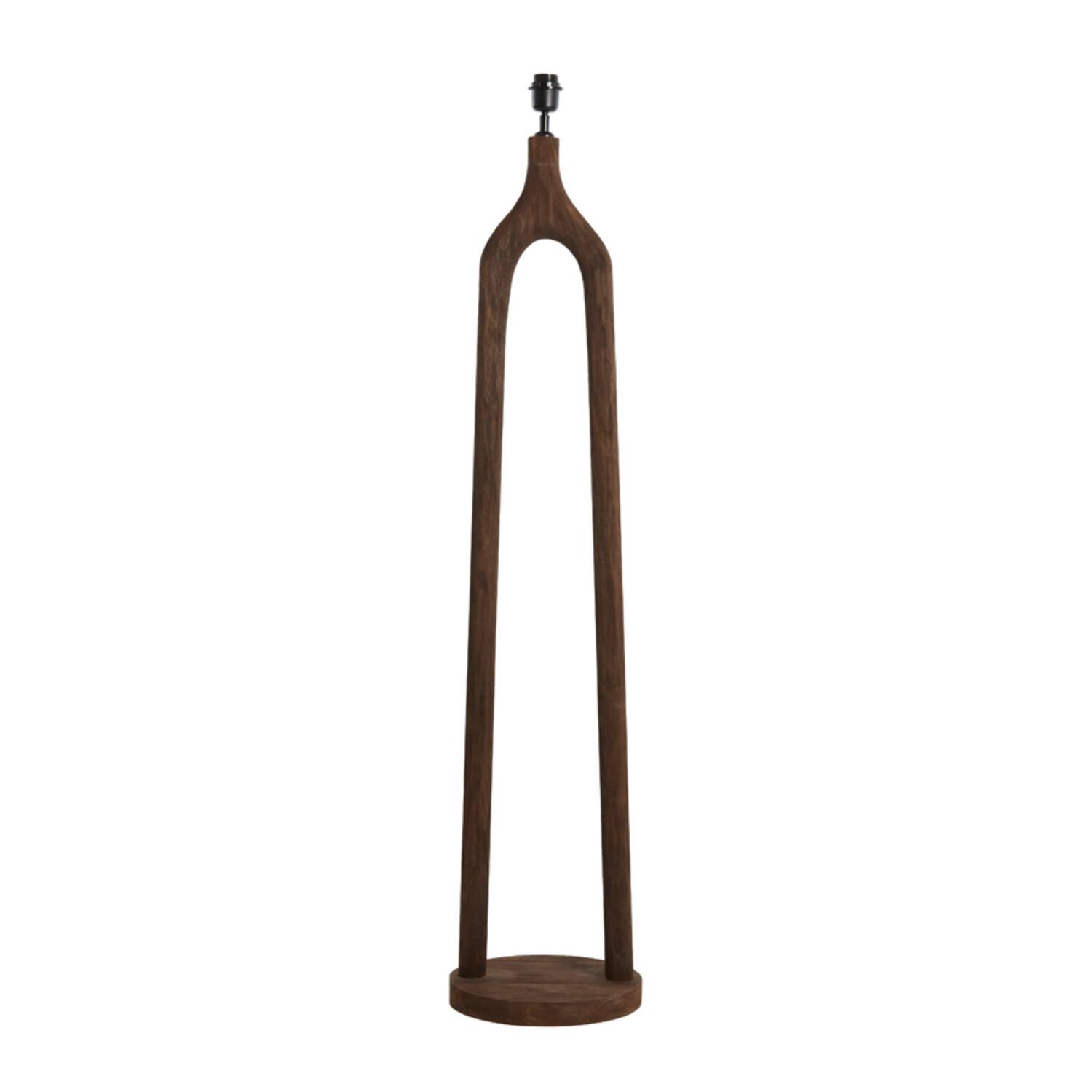 Hoge houten staande spiegel met een afgeronde bovenkant en een smalle voet, geïsoleerd op een witte achtergrond.