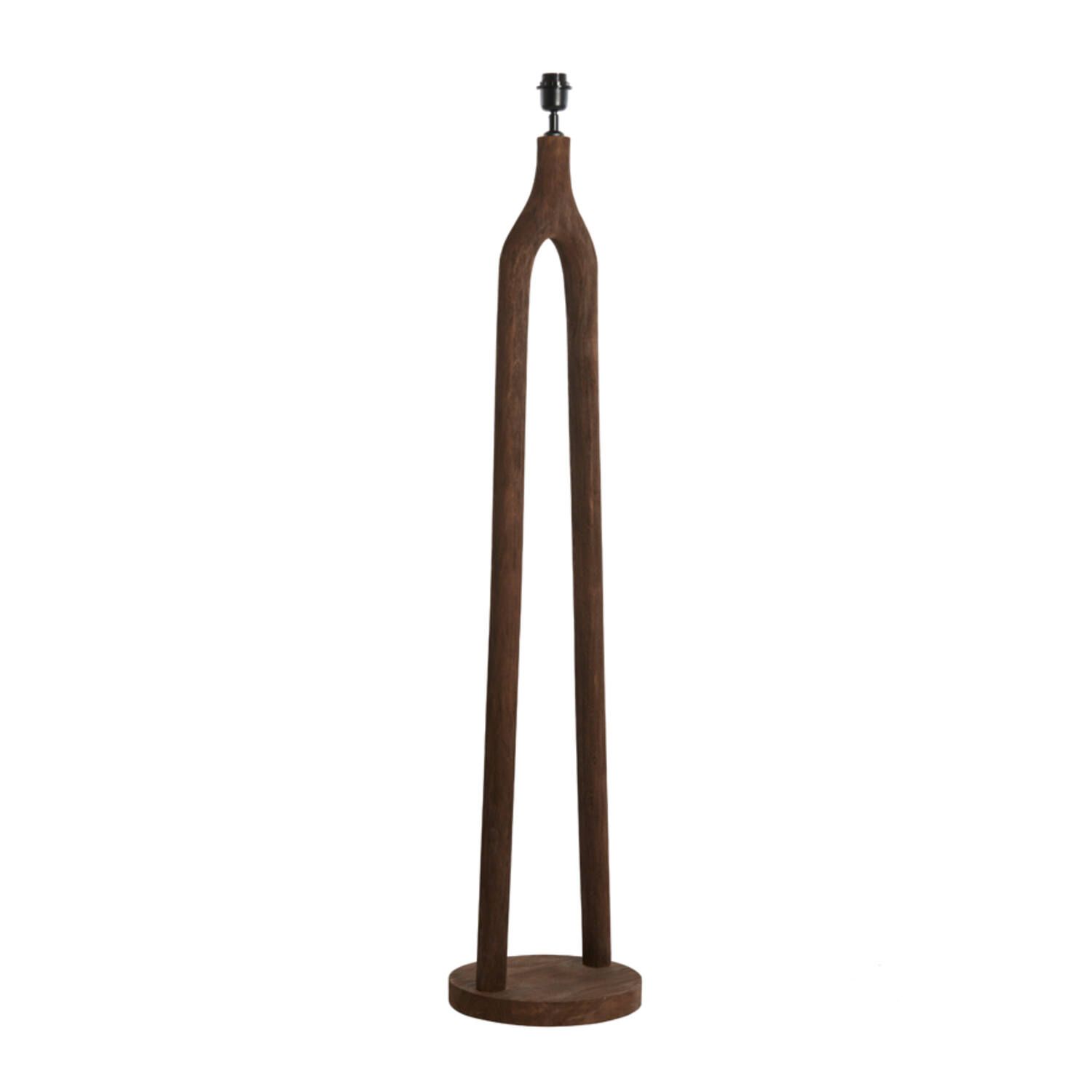 Hoge houten staande spiegel met een afgeronde bovenkant en een smalle voet, geïsoleerd op een witte achtergrond.