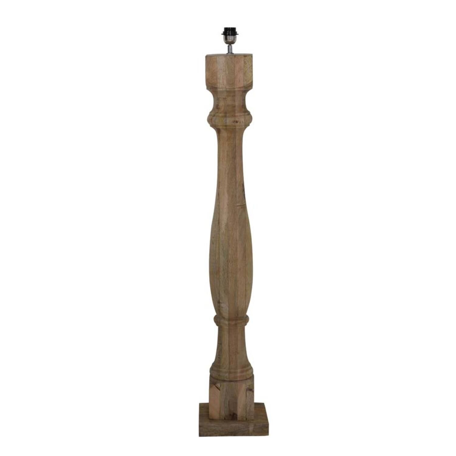 Een hoge, uit hout gesneden vloerlampvoet met een klein zwart armatuur erbovenop, geïsoleerd op een witte achtergrond.
