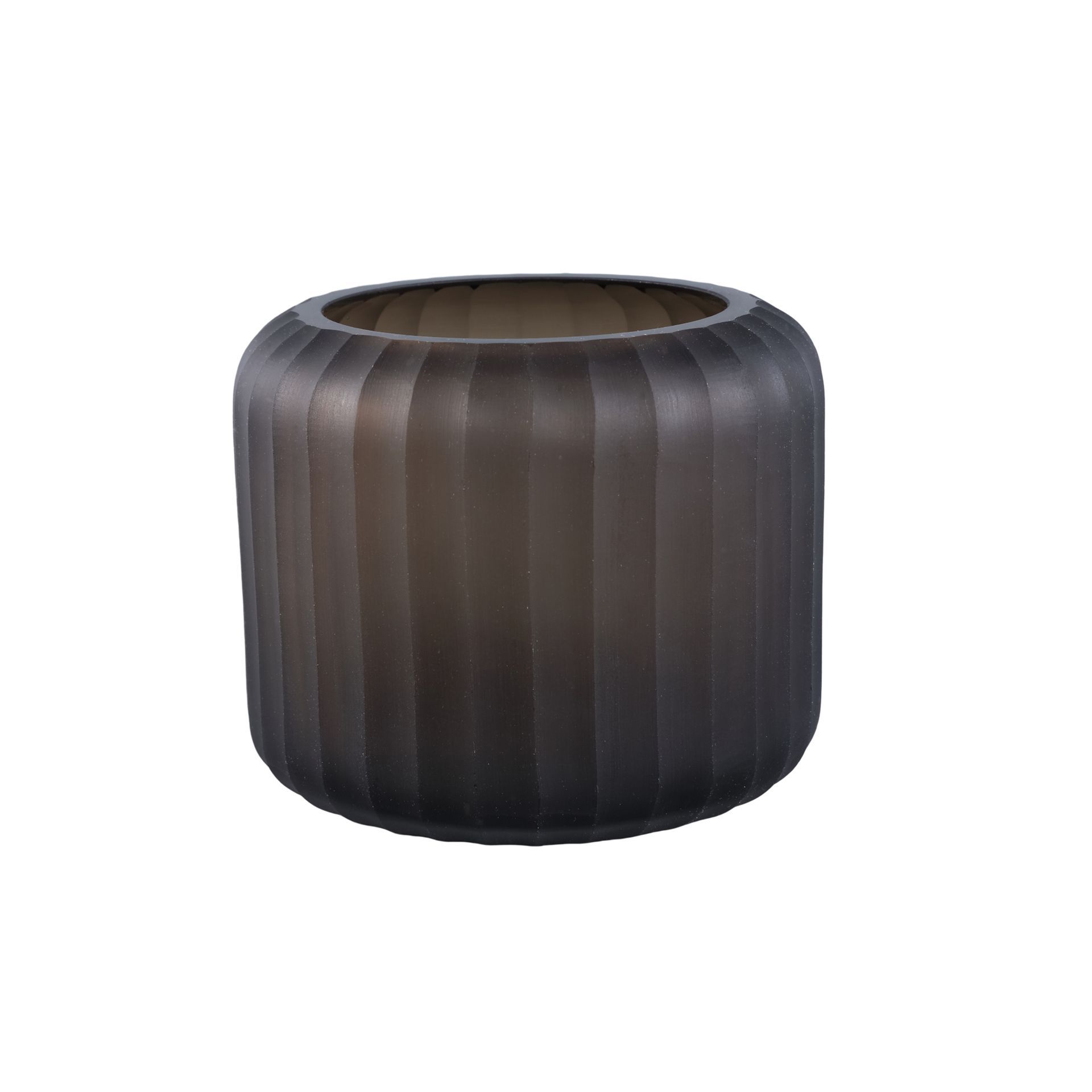 Donkere, geribbelde keramische plantenpot met een brede, open bovenkant.