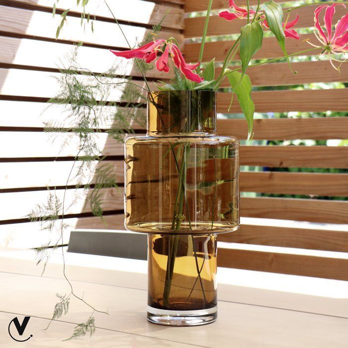 Cognac glazen vaas met cilindrische en afgeronde geometrische vormen.