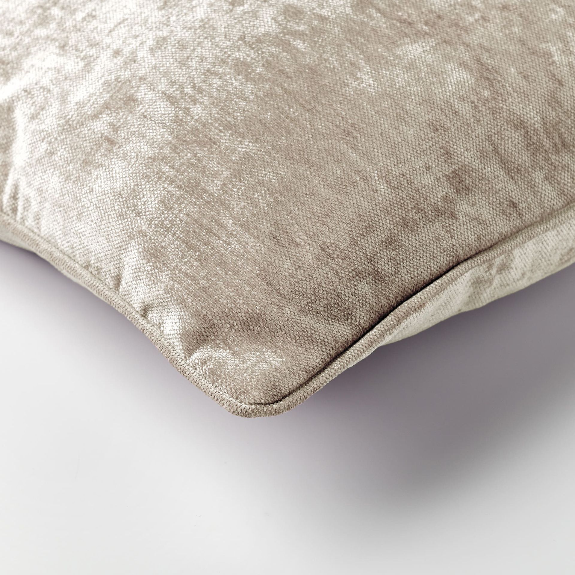 LEWY - sierkussen 45x45 cm - glansvelours - Pumice Stone - beige