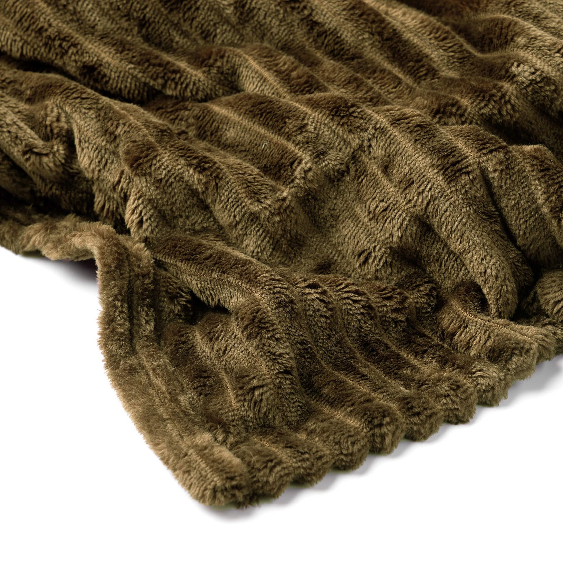 Een opgevouwen, donker olijfgroene corduroy plaid met een dikke, geribbelde structuur.