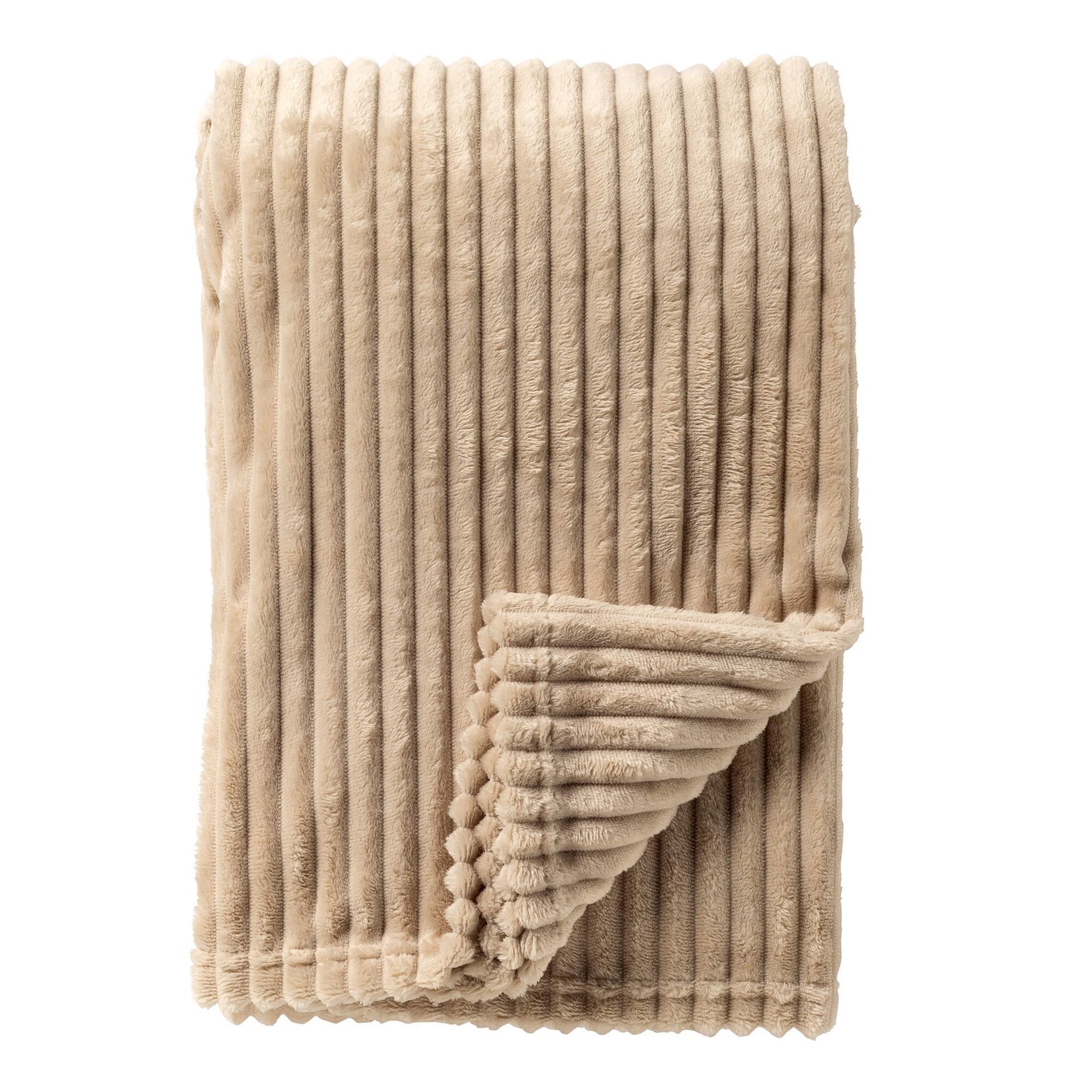 Een opgevouwen beige plaid met een dikke, verticale ribbelstructuur.