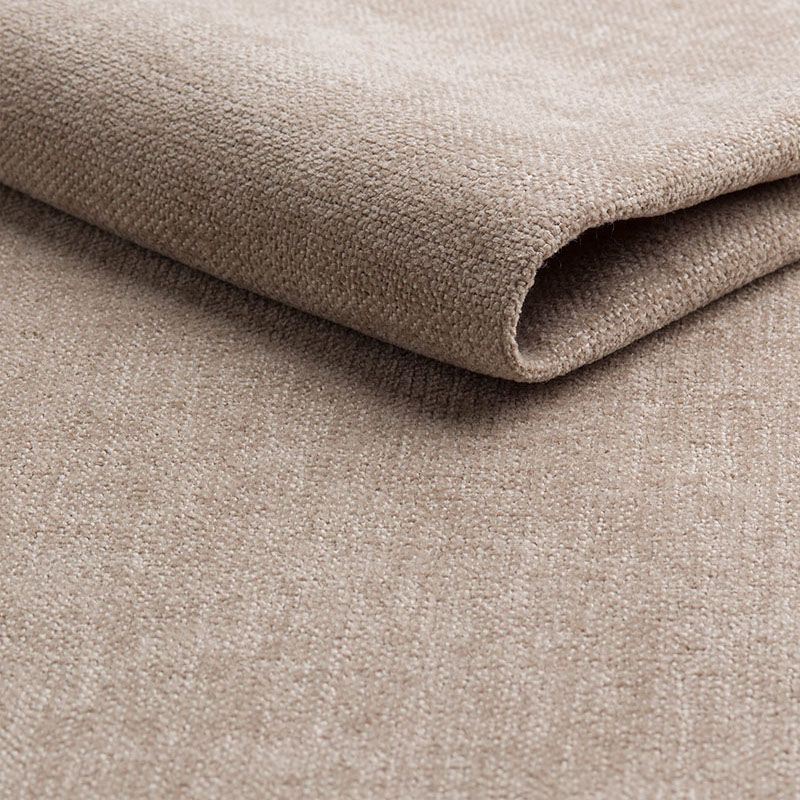 Detailopname van een gevouwen beige geweven stof met een zacht, gestructureerd oppervlak.