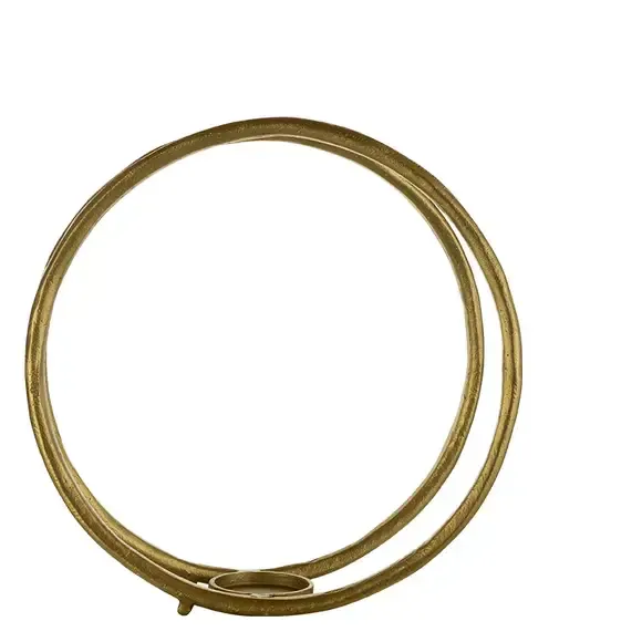 Goudkleurige ronde ringen, die aan de onderkant met een kleine sluiting aan elkaar zijn bevestigd.