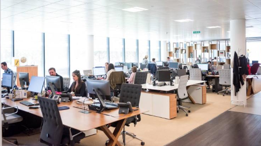 Un groupe de personnes sont assises à des bureaux dans un bureau.