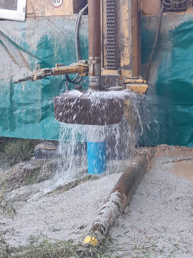 Impianto di perforazione con spruzzatura d'acqua, scavo della terra e tubo blu Sarda Trivelsonda Group Olbia Loiri Porto San Paolo - Loiri (SS)
