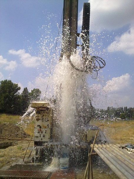 Acqua che sgorga da una piattaforma di perforazione in una giornata di sole Sarda Trivelsonda Group Olbia Loiri Porto San Paolo - Loiri (SS)