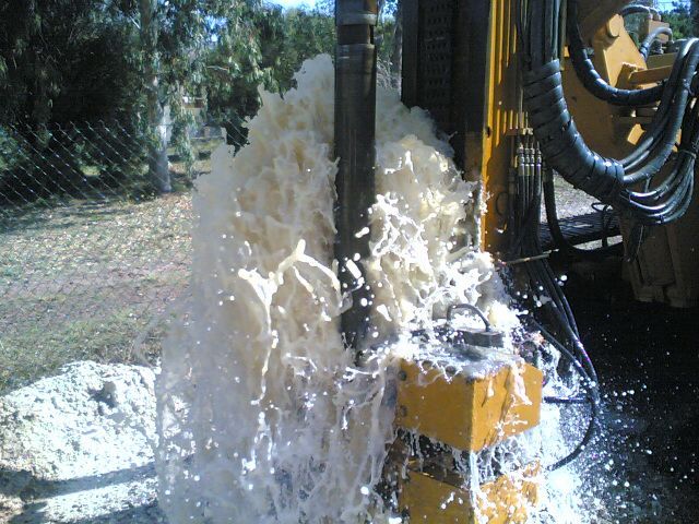 Piattaforma di perforazione che espelle acqua schiumosa Sarda Trivelsonda Group Olbia Loiri Porto San Paolo - Loiri (SS)