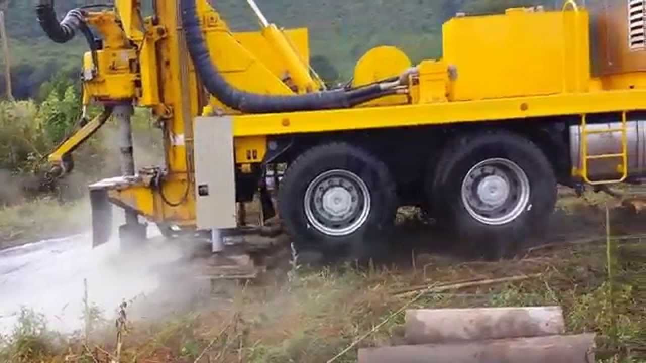 Una piattaforma di perforazione gialla su un camion perfora il terreno Sarda Trivelsonda Group Olbia Loiri Porto San Paolo - Loiri (SS)