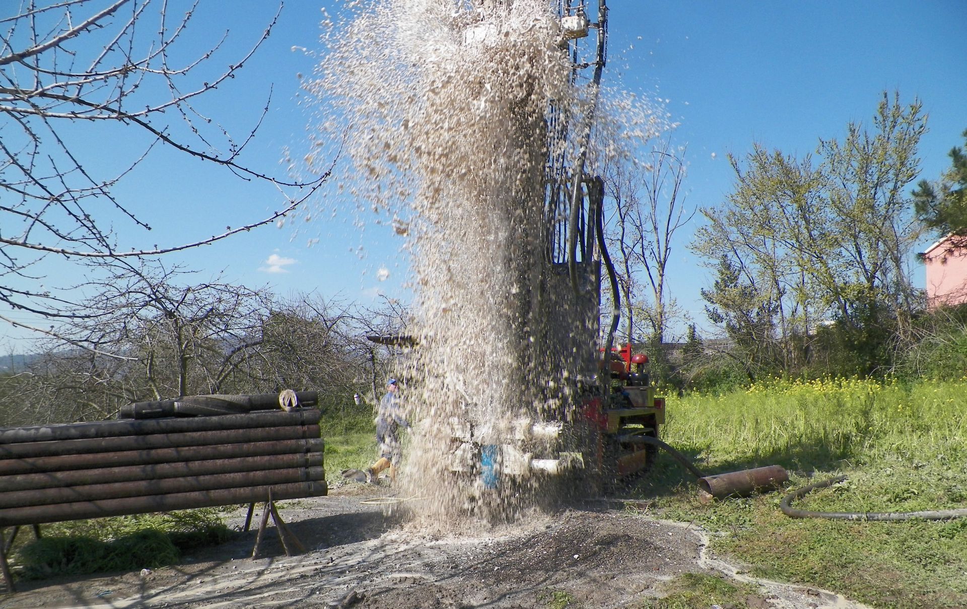 Una piattaforma di perforazione erutta nell'aria un geyser di acqua e detriti Sarda Trivelsonda Group Olbia Loiri Porto San Paolo - Loiri (SS)