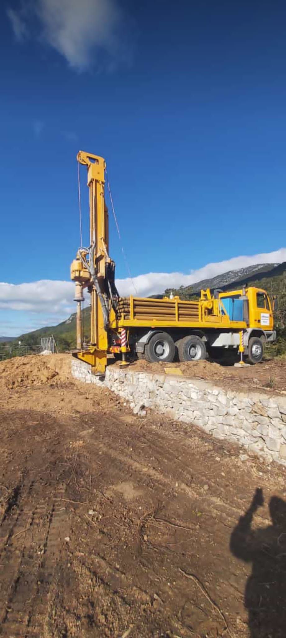 Una piattaforma di perforazione gialla su un camion Sarda Trivelsonda Group Olbia Loiri Porto San Paolo - Loiri (SS)