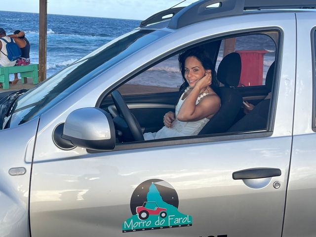 Uma mulher está sentada no banco do motorista de um carro prateado