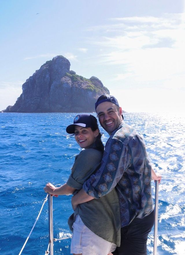 Um homem e uma mulher estão em um barco no oceano.