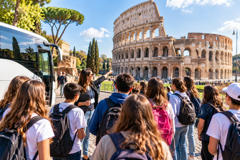 Turisti che si dirigono verso il Colosseo a Roma in una giornata di sole, con autobus e alberi nelle vicinanze.
