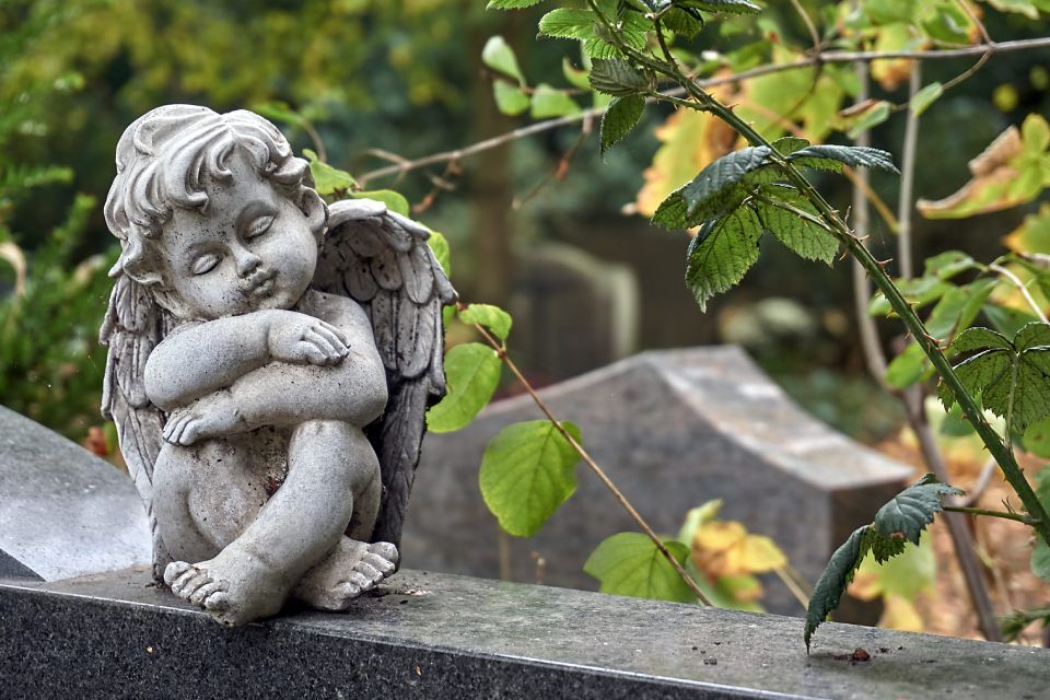 statua di pietra raffigurante un angelo