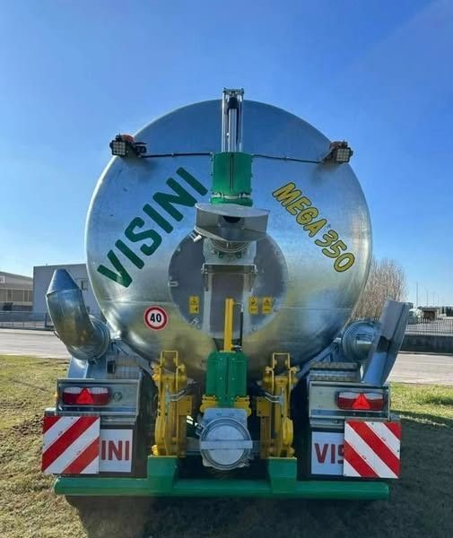 Un camion con la parola visini sopra